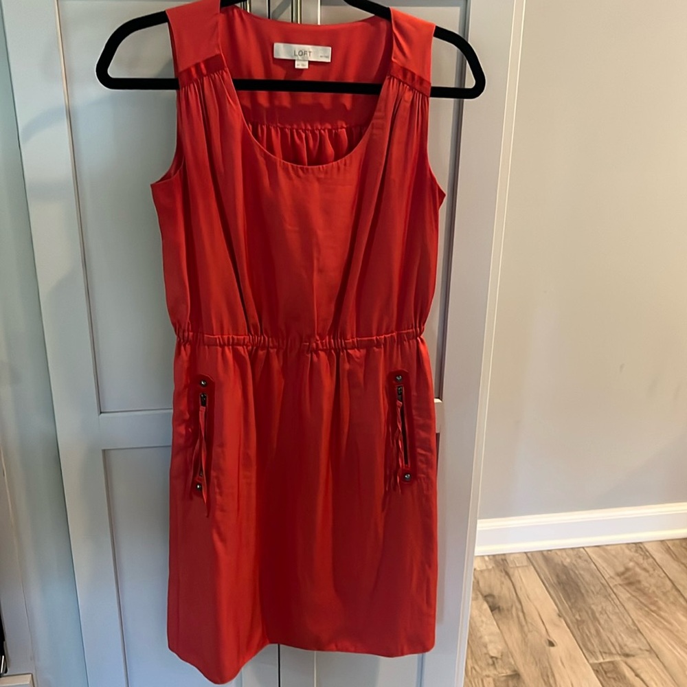 EUC Loft dress, elastic waist and zippered side pockets, sz 4P